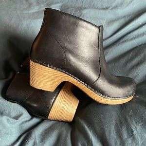 dansko zip up booties size 40/9